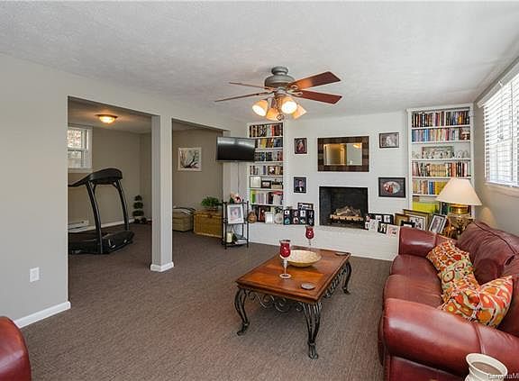 3rd image of 815 Barbara Blvd