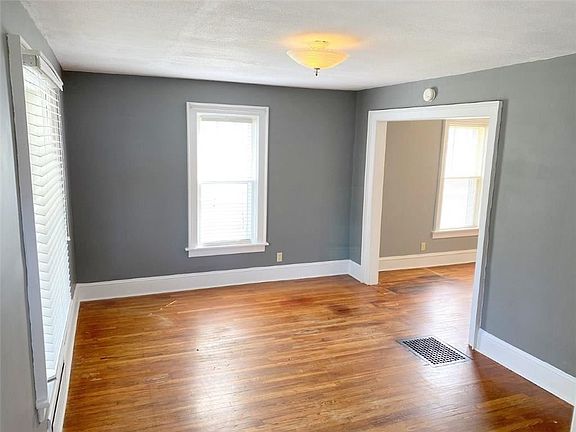 4th image of 54 E Greenwood St