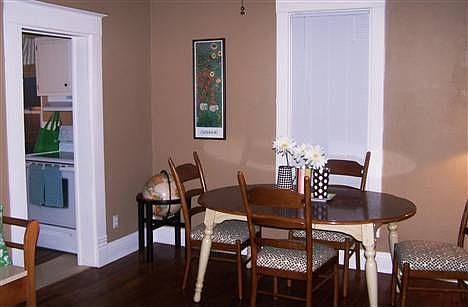 4th image of 604 N Elm St