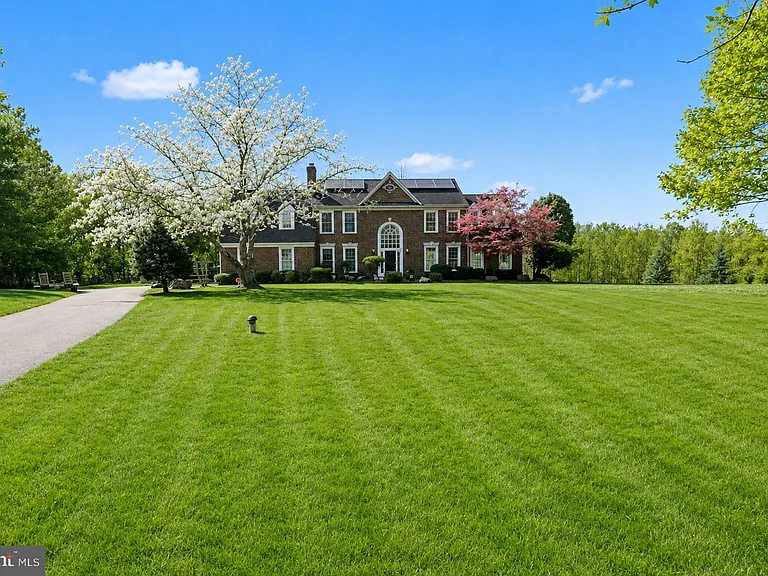 1215 Heritage Hills Dr — Photo 1