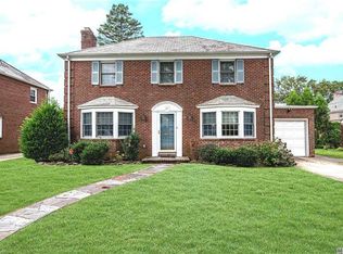 120 Tullamore Rd, Garden City, NY 11530