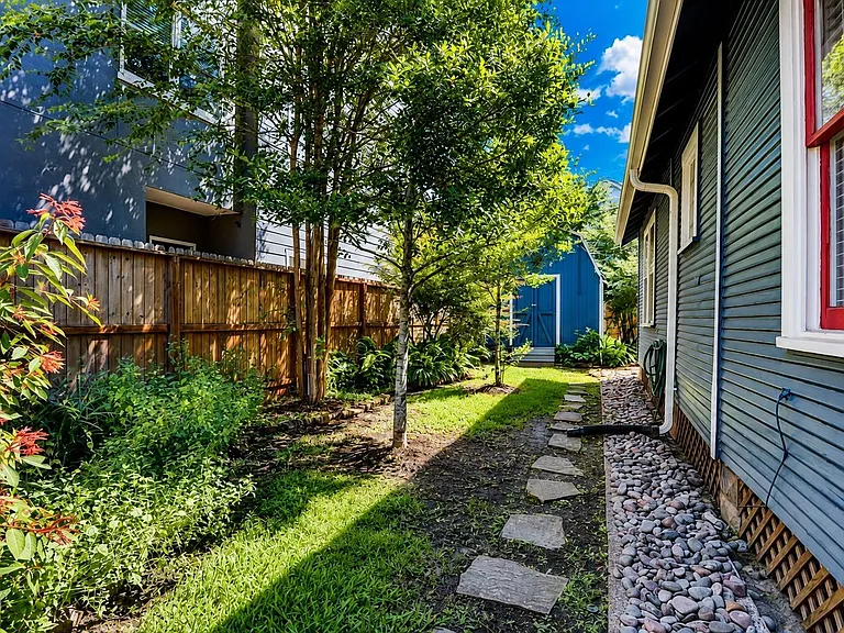 206 Aurora St — Photo 16