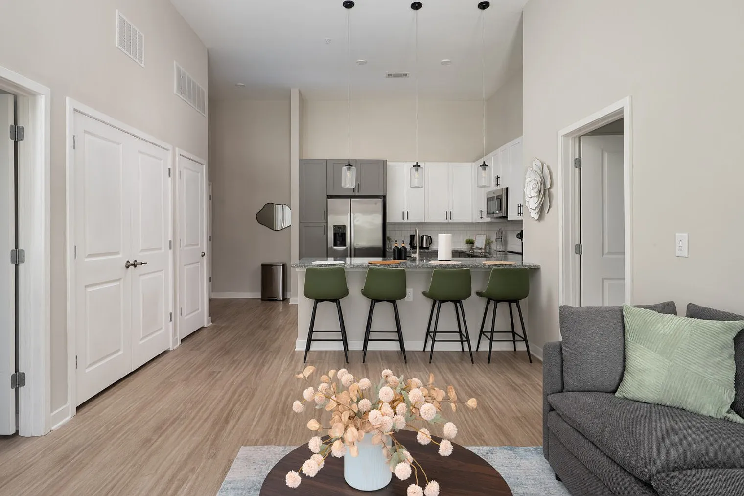 2 bed, 2.0 bath, 11786 sqft, $8,102 — Photo 4