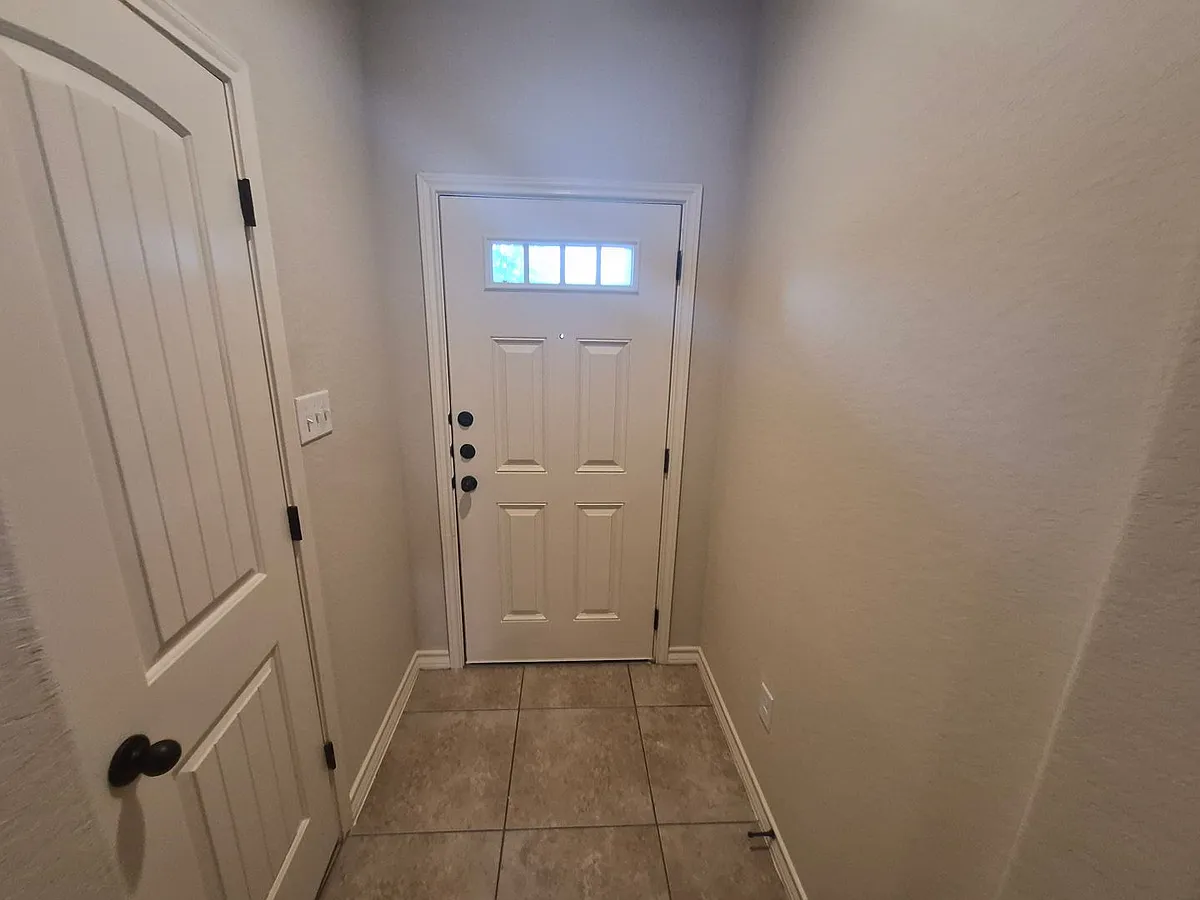 Building Photo - 6842 Lakeview Dr #101