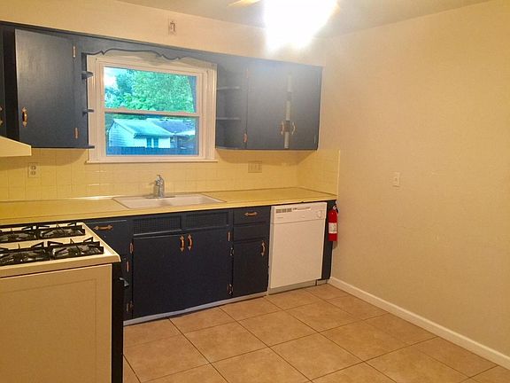 4th image of 565 Hazel St