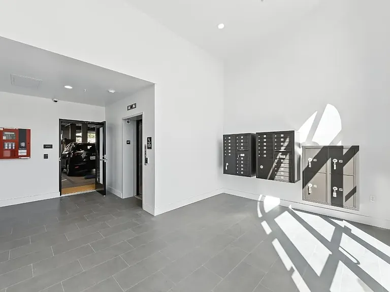 560 El Camino Real #302 — Photo 3