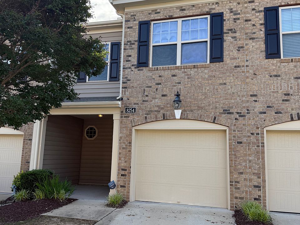 Large 1 Car Garage TH that backs to beautiful green area!