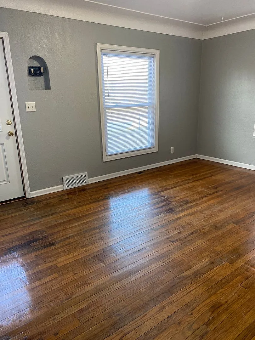 3 Bedroom, 1 Bath Single Family Home 430 Lester St Waterloo, IA 50703 — Photo 2