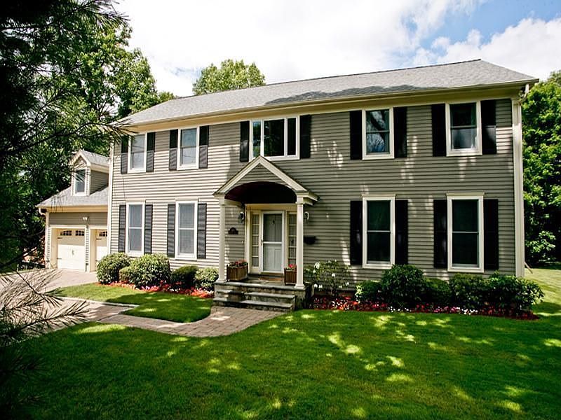 Beautiful move-in condition Colonial Home