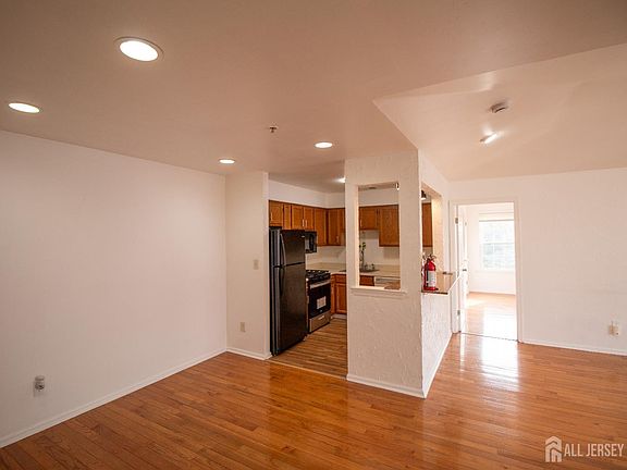 3rd image of 1337 Waterford Dr N