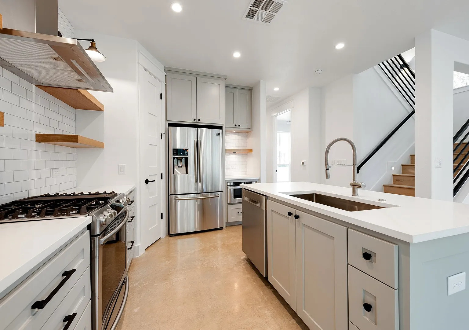 Ut Pre-Lease: New Construction: Luxury 4 Bed / 3 Bath Home In West Campus — Photo 3