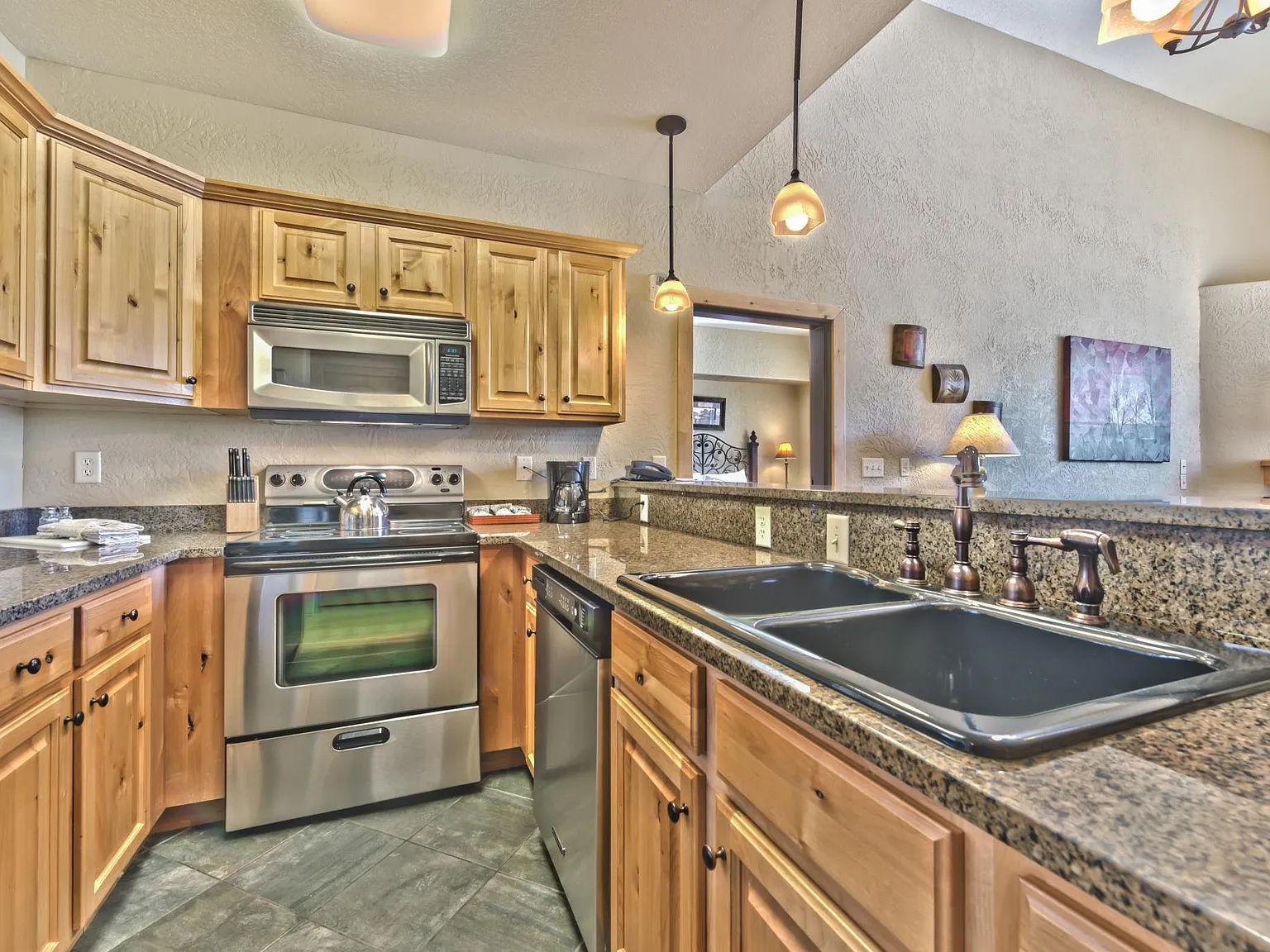3 bed, 1900 sqft, $2,985 — Photo 2