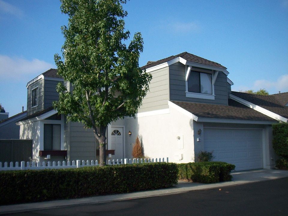 Bright end unit with picket fence