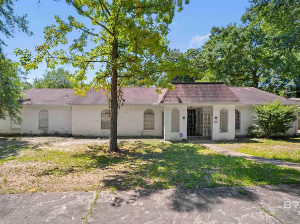 5559 Woodside Dr N, Mobile, AL 36608