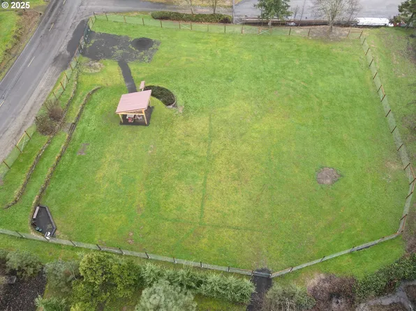 135 Crest Dr, Myrtle Creek, OR 97457