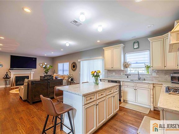 4th image of 628 New Dover Rd