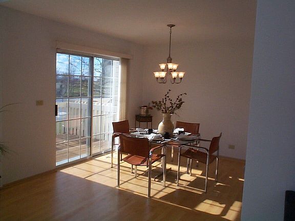 Din Rm w/SGD to patio overlooking pond!