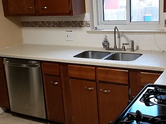 Dishwasher/tiled backsplash