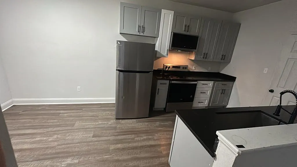3 bed, 1300 sqft, $1,300 — Photo 1