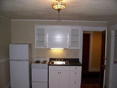 16 SW Porter St — Photo 3