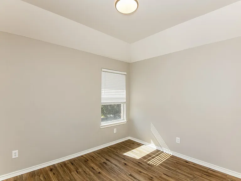 6910 Shore Breeze Ct — Photo 15