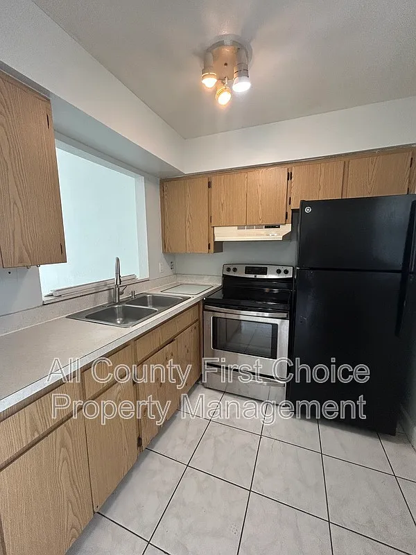 2 bed, 1.0 bath, 825 sqft, $1,600 — Photo 2