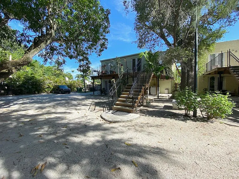 1067 NE 127th St — Photo 7