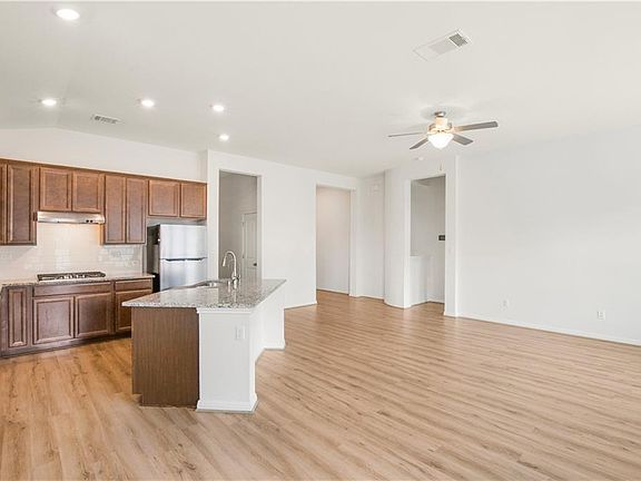 5th image of 1604 Dubiel Dr