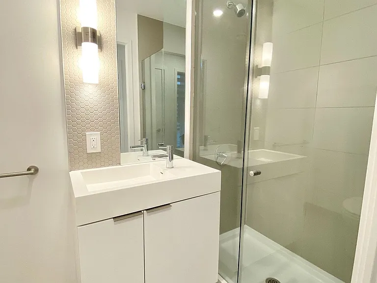 33 Helendale Ave #1906 — Photo 10