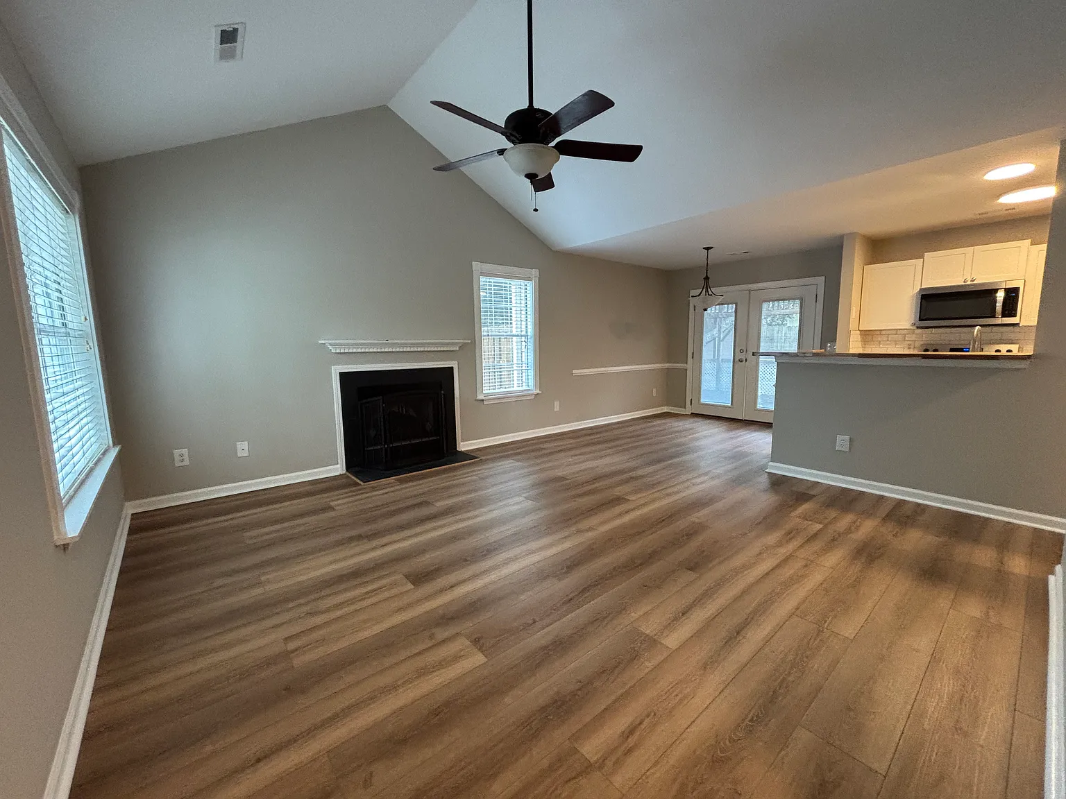 3 bed, 1105 sqft, $1,890 — Photo 2
