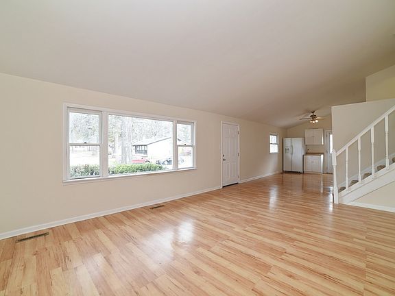 3rd image of 925 Garfield Dr