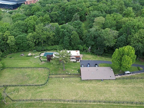 3rd image of 16 West Dr