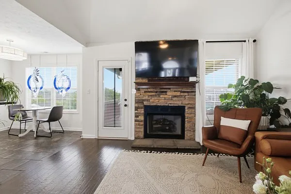 4 bed, 2420 sqft, $2,350 — Photo 2