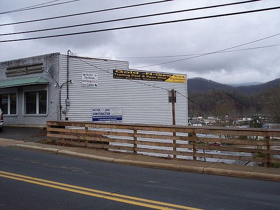 5th image of 156 E Main St