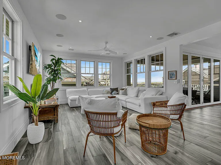 985 Ocean Ave — Photo 8