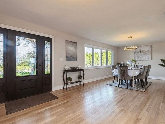 3rd image of 8 Shoal Dr