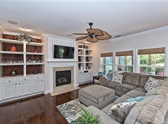4th image of 10237 Barrands Ln