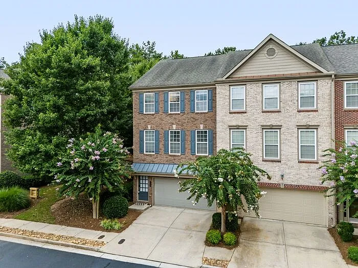 4 bed, 3.5 bath, 2414 sqft, $2,745 — Photo 2