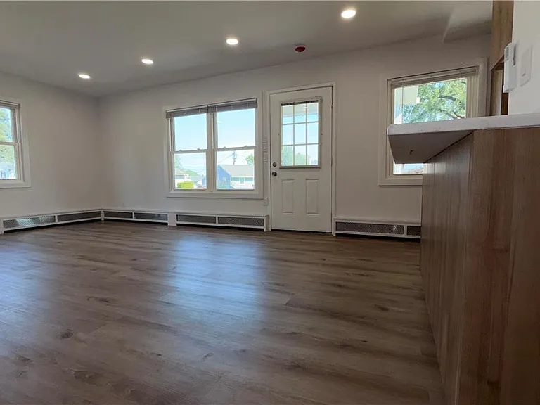 49 Seyfried Ave — Photo 38