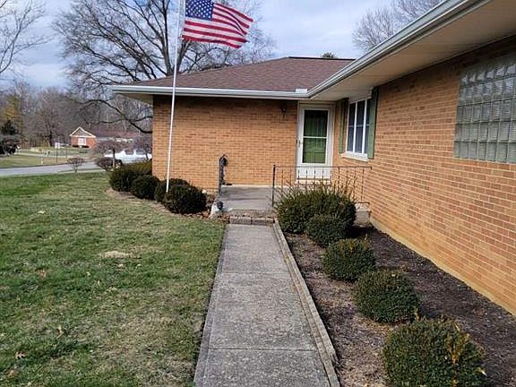 3rd image of 1000 Oak Dale Dr