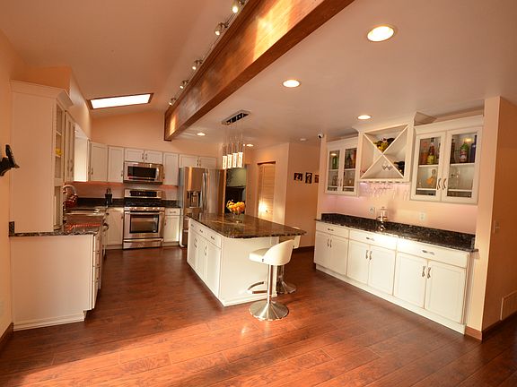 Large island, bar with rack