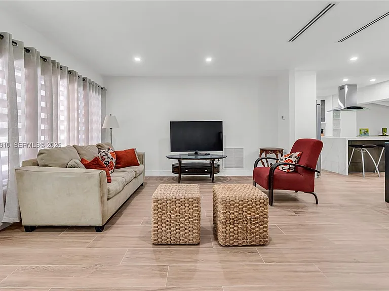 1015 Pizarro St — Photo 28