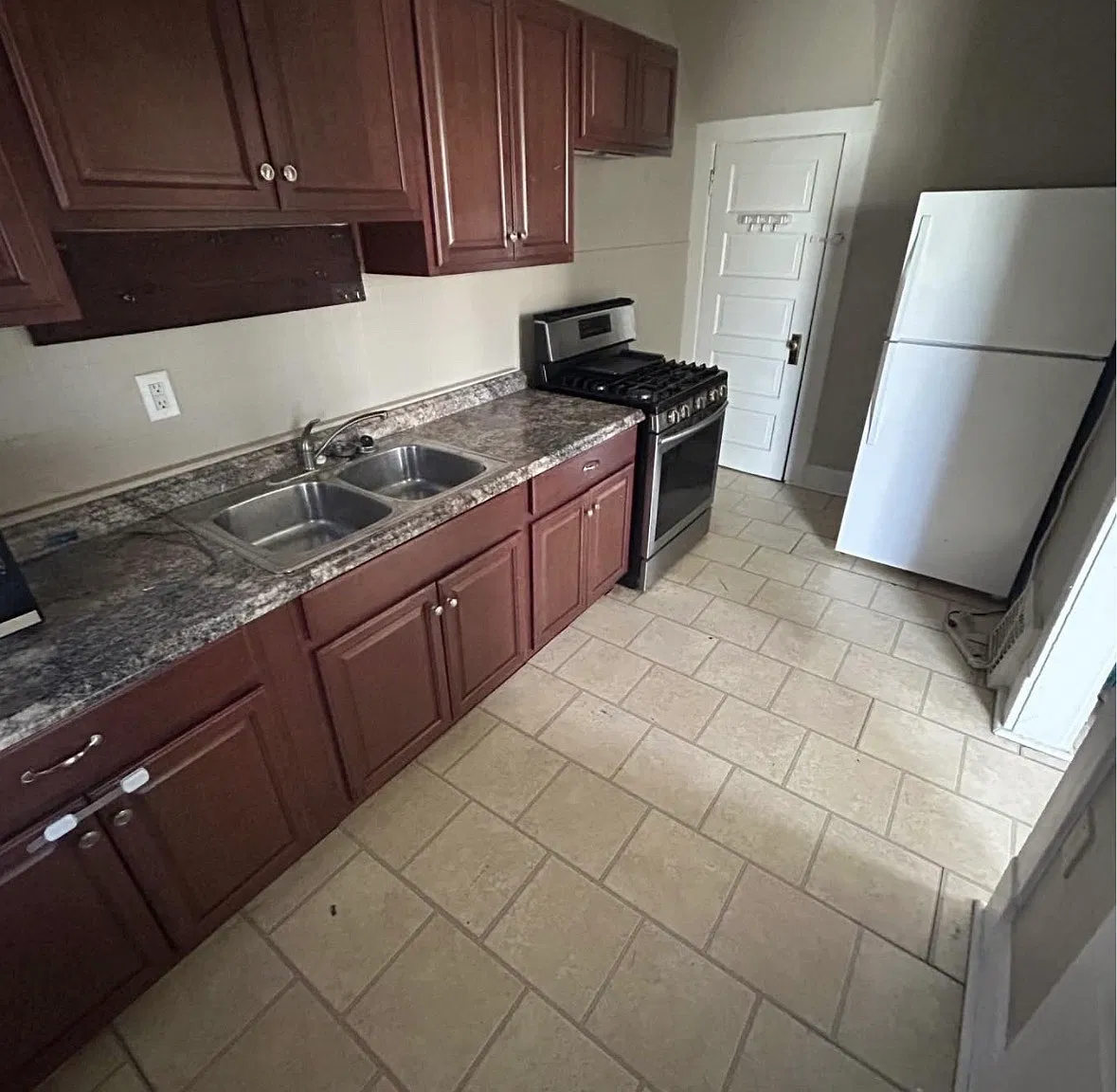 3 bed, 1100 sqft, $1,200 — Photo 3