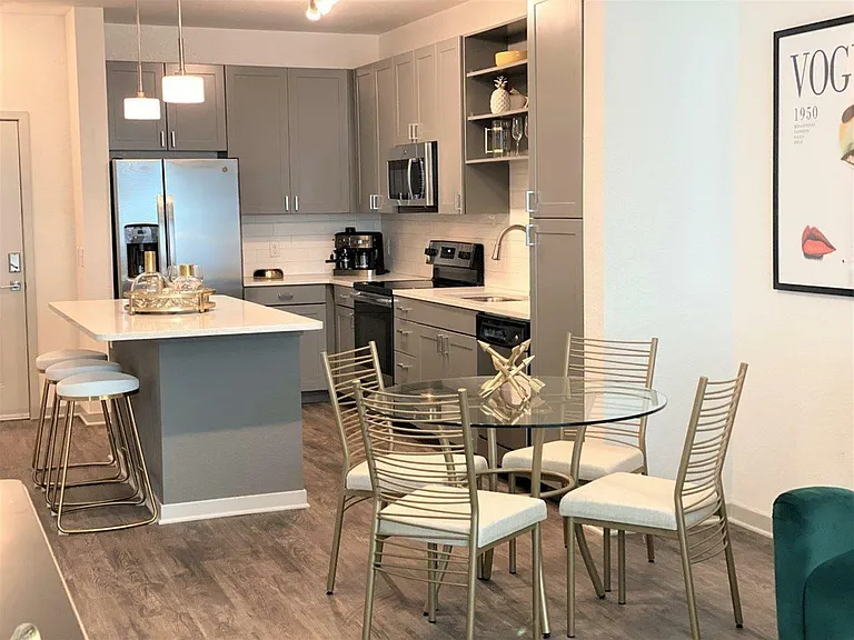 Addison Universal Blvd 1/1 Kitchen and Dining Room