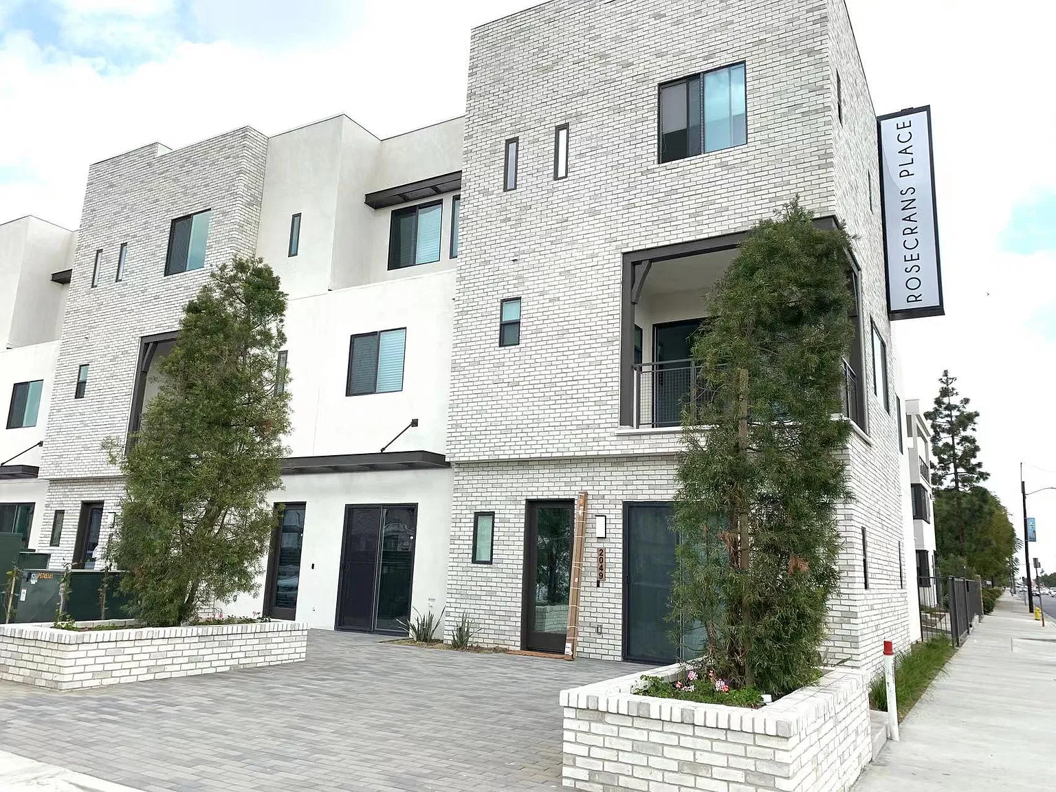 3 bed, 3.5 bath, 2018 sqft, $4,800 — Photo 3