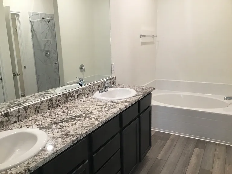1330 Treeta Trl — Photo 9