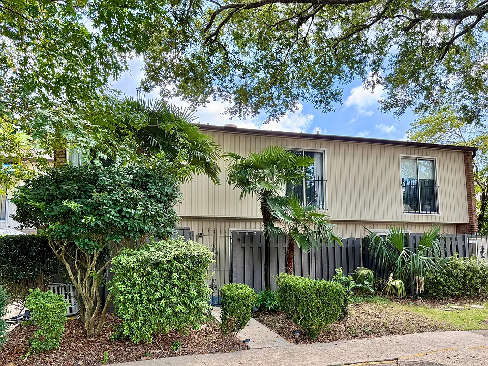 4836 Huron Dr