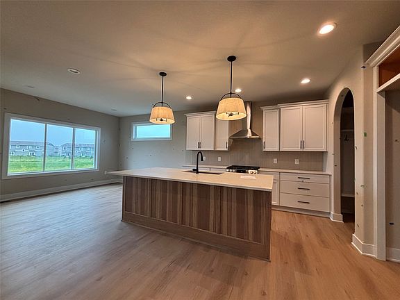 3rd image of 380 NW Ryder Dr