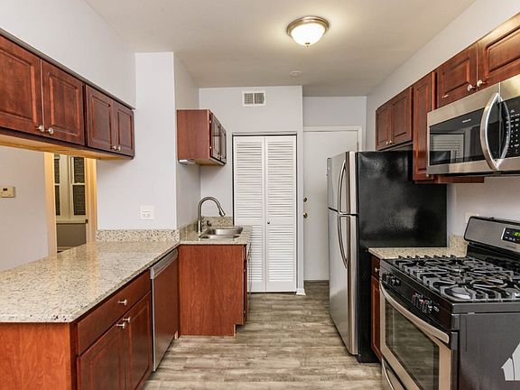 4th image of 3712 N Sheffield Ave #4B