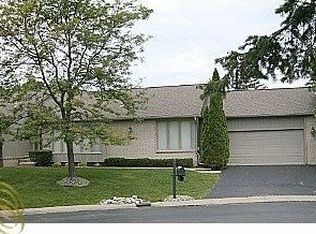 2230 Cameo Lake Dr, Bloomfield Hills, MI